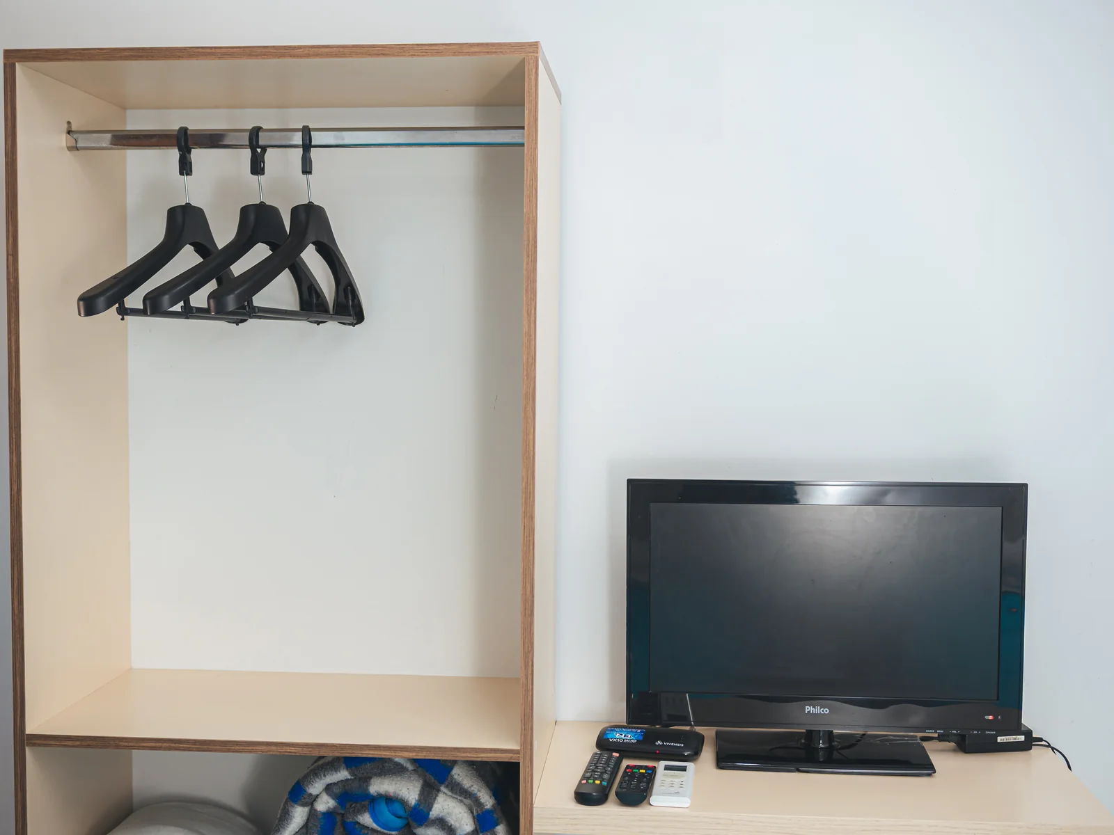Armário com cabides e TV em Apartamento Econômico do Sítio Hotel & Eventos