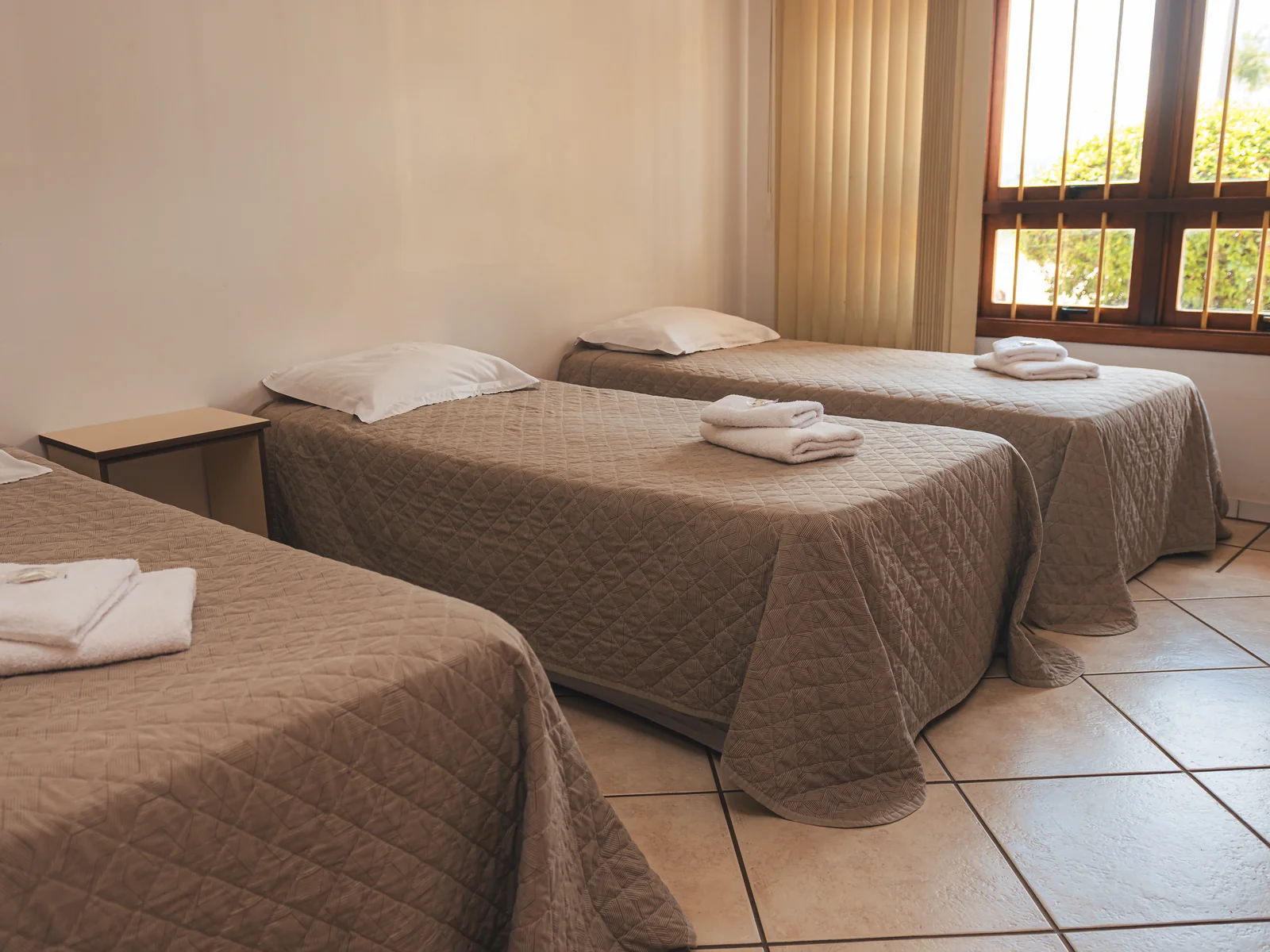 Apartamento Econômico com três camas de solteiro do Sítio Hotel & Eventos