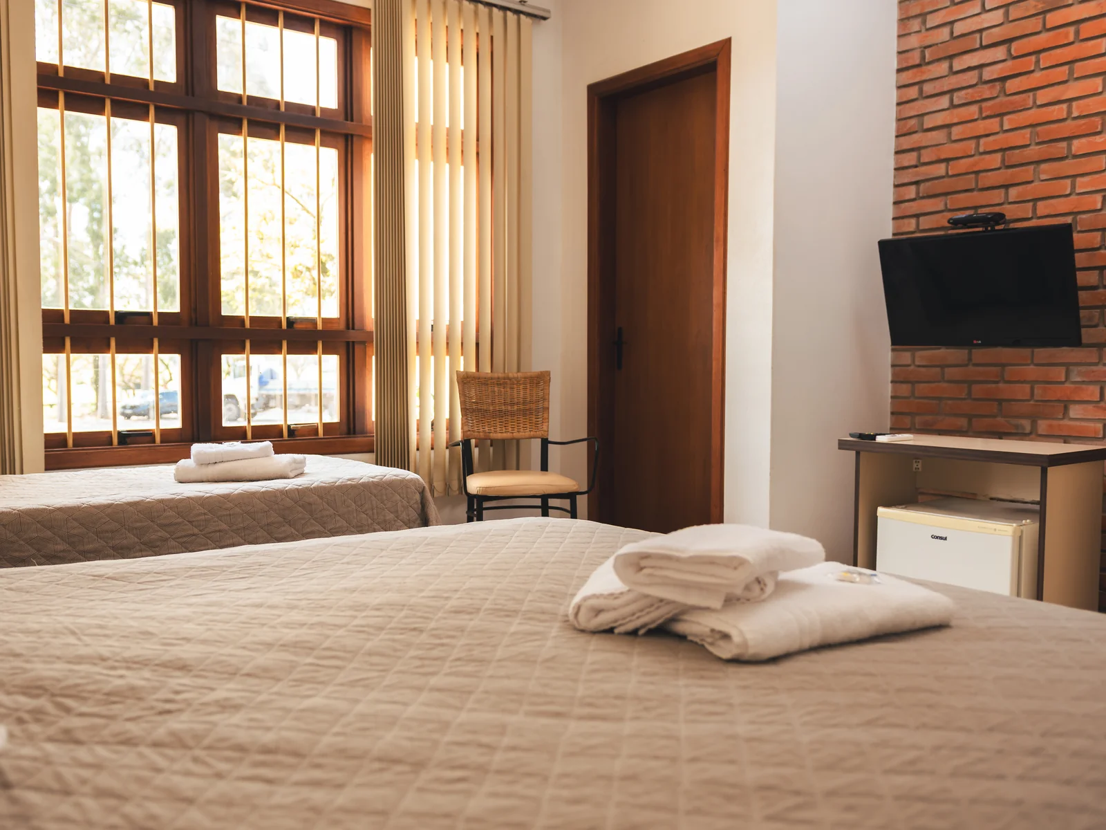Apartamento Econômico com camas, janela ampla, TV e frigobar em São Pedro do Sul