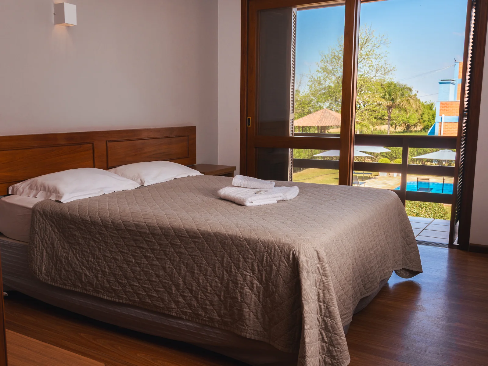 Apartamento Superior com cama de casal e vista da sacada para a piscina no Sítio Hotel & Eventos