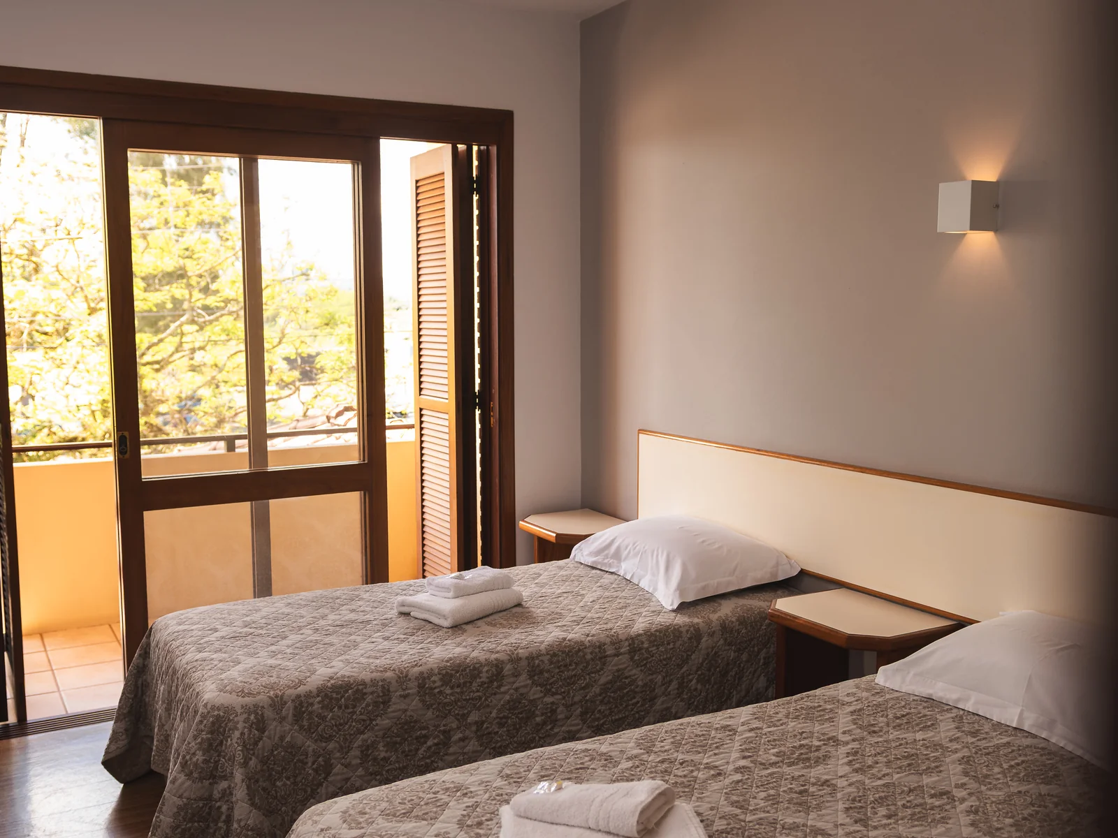 Apartamento Superior com duas camas de solteiro e porta de sacada no Sítio Hotel & Eventos