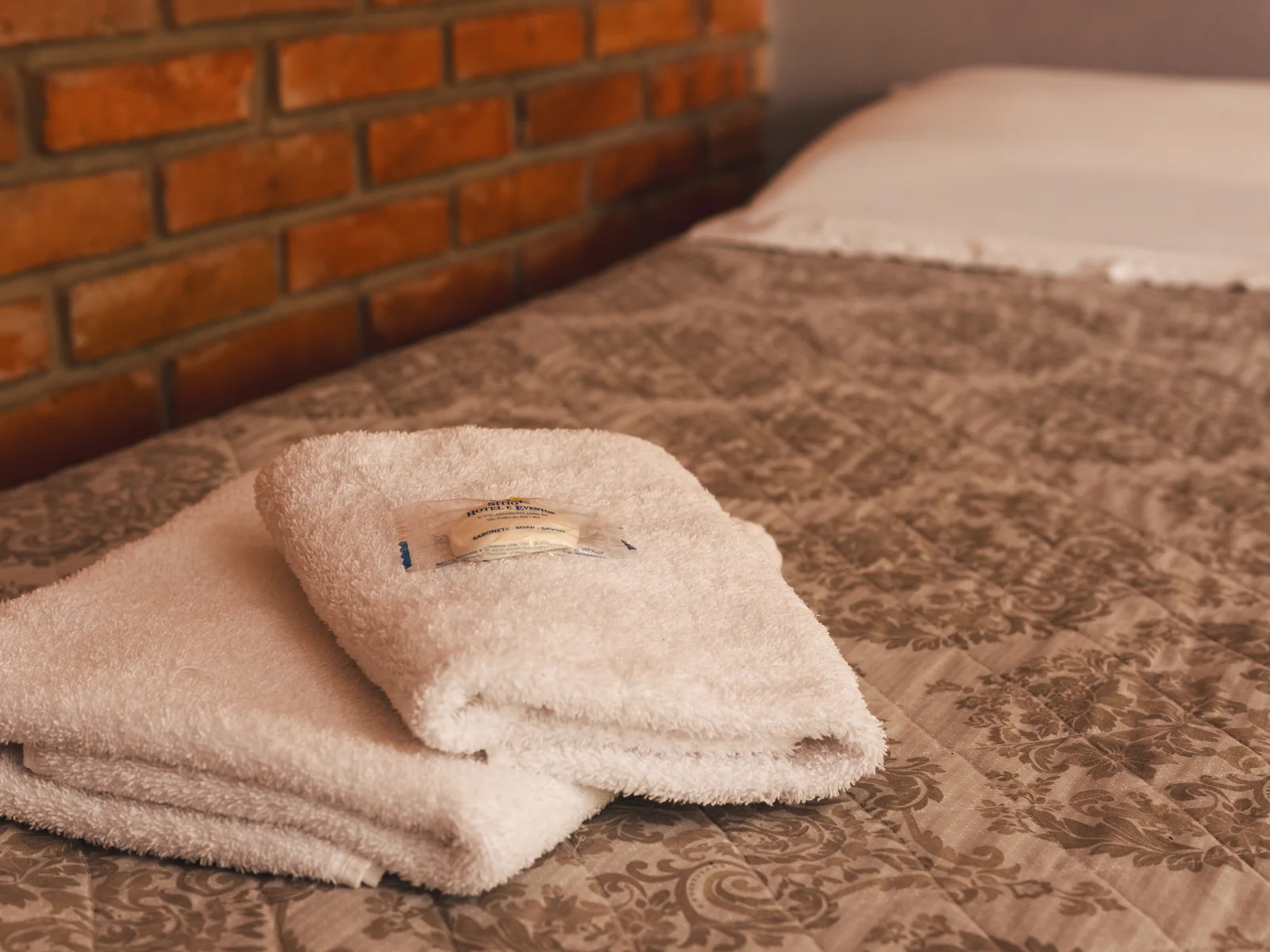 Toalhas de banho e sabonete do Sítio Hotel & Eventos em Apartamento Superior