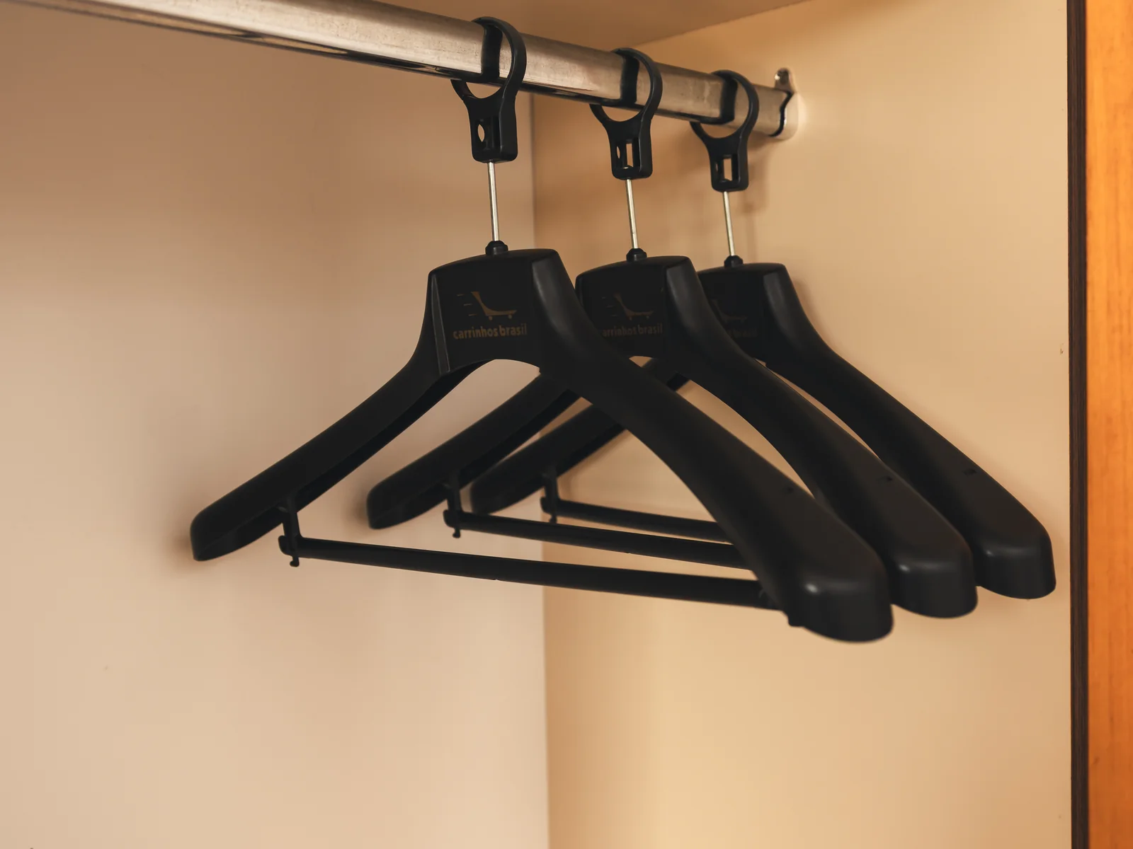 Armário com cabides em Apartamento Superior do Sítio Hotel & Eventos