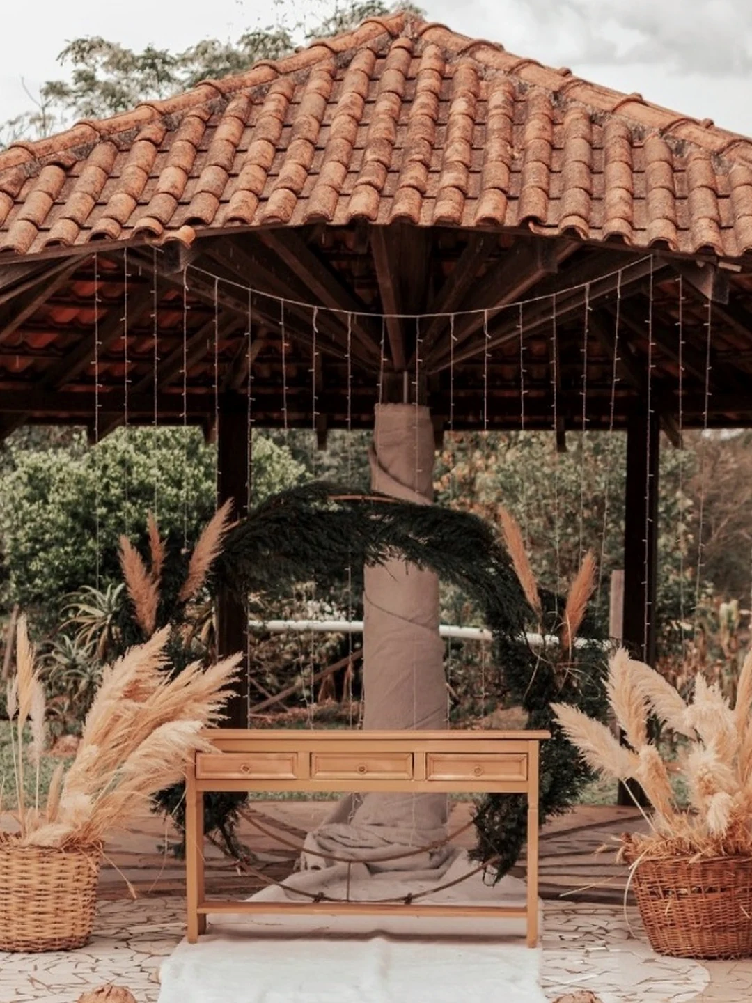 Cerimônia de casamento ao ar livre no Centro de Eventos do Sítio Hotel
