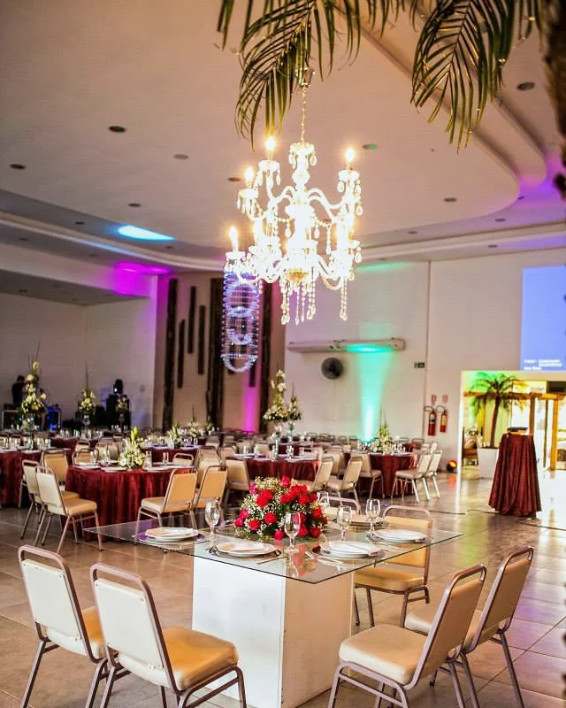 Lustre e mesa decorada para evento corporativo no Sítio Hotel